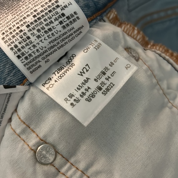 Light wash Levi mid length jeans. - Picture 3 of 3